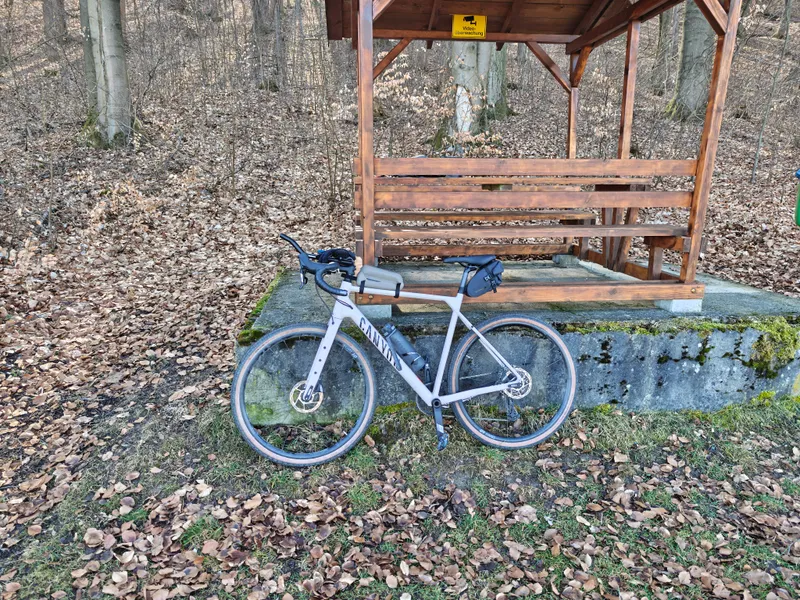 Gravelbike vor Hütte