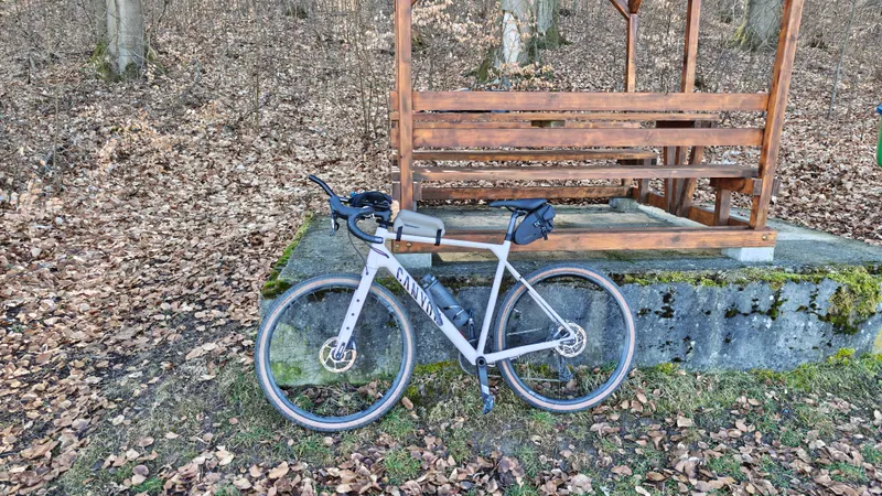 Gravelbike vor Hütte
